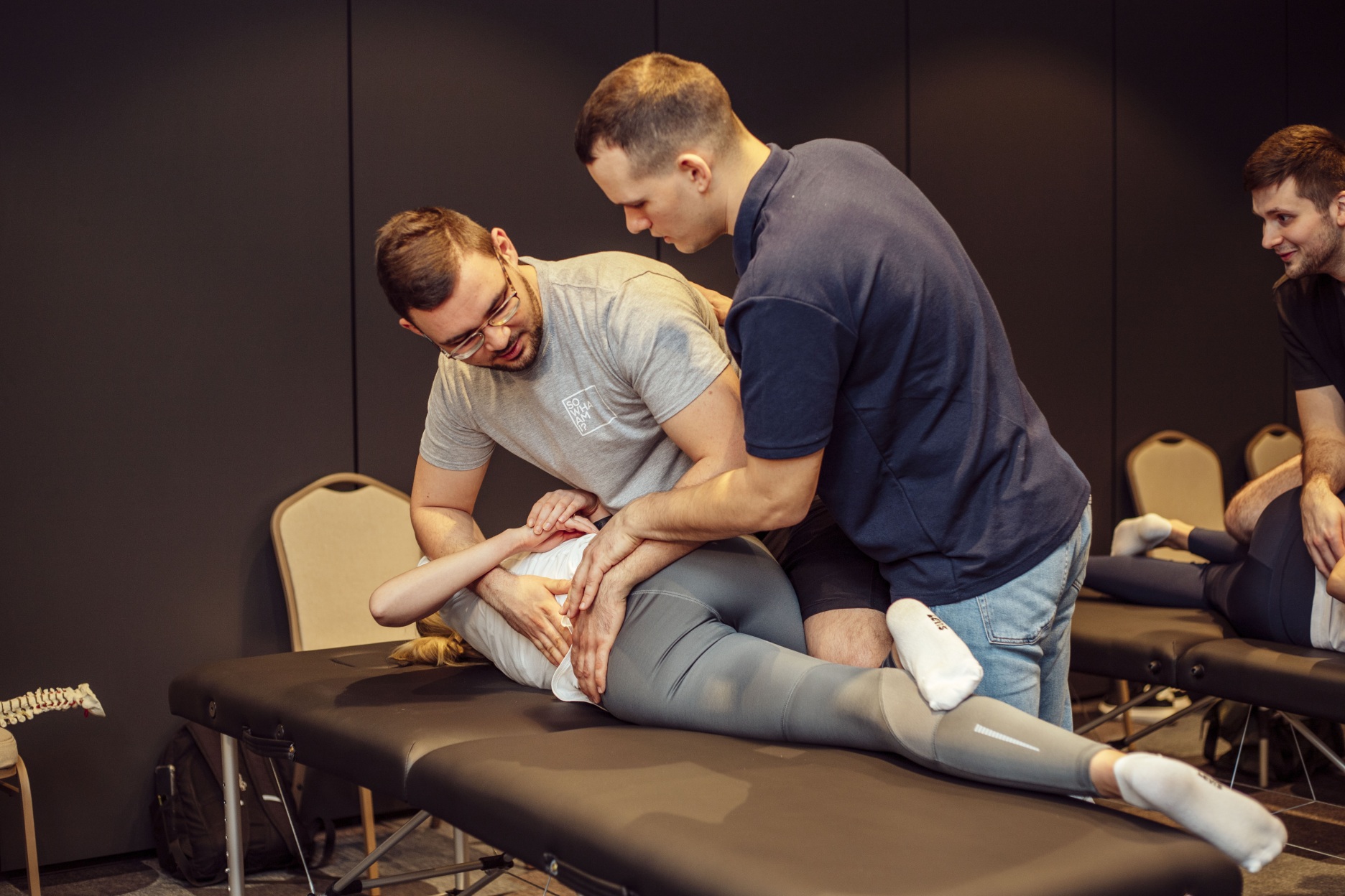 Mockup social mediów przed i po zastosowaniu systemu